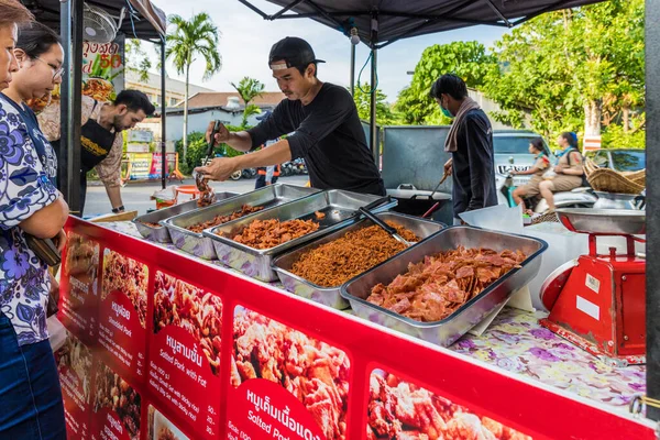 Una vista típica en el casco antiguo de Phuket —  Fotos de Stock