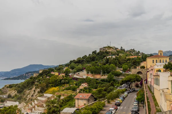 Uma vista típica em Ventimiglia Itália — Fotografia de Stock