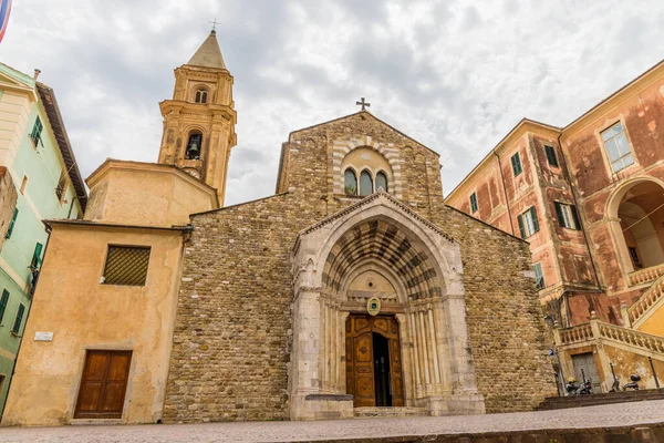 Egy tipikus templom kilátás Ventimiglia Olaszország — Stock Fotó