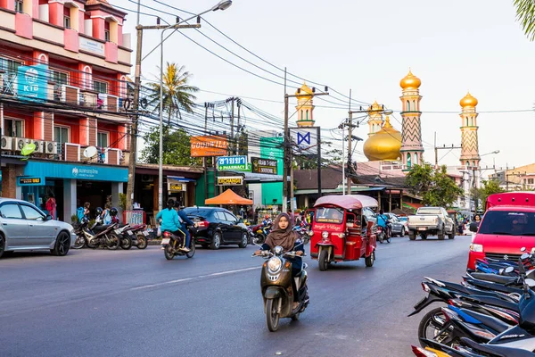 Ao Nang Tayland 'da bir sokak manzarası