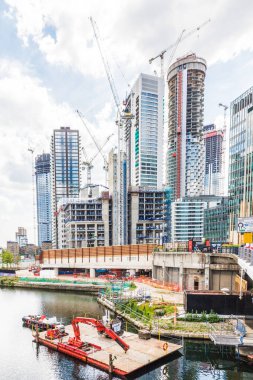 Londra 'daki kanarya iskelesinde tipik bir manzara.