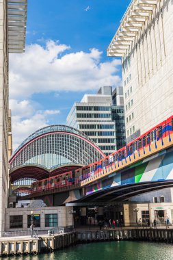 Londra 'daki kanarya iskelesinde tipik bir manzara.