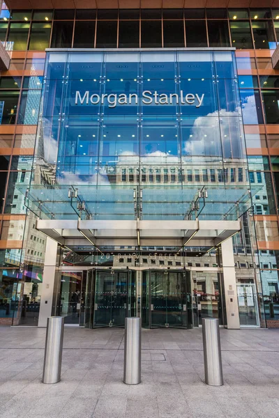 A typical view in canary wharf in London — Stock Photo, Image