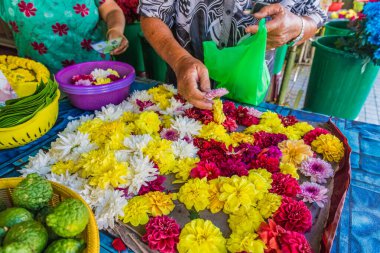 Malezya 'nın George kasabasında çiçek çelengi yapanlar.