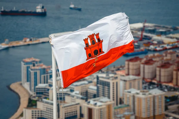 Detailní Záběr Gibraltaru Mávání Vlajkami Proti Modré Obloze — Stock fotografie