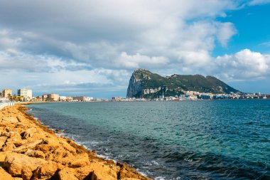 Güneşli bir günde Cebelitarık rock