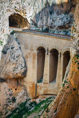 El Caminito del Rey ile tren taş köprü Malaga, İspanya. 