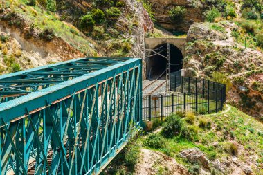 El Caminito del Rey tren demir köprü Malaga, İspanya ile. Turist yolun sonu