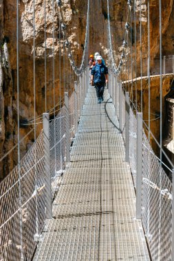 Caminito Del Rey, İspanya, 04 Nisan 2018: Gaitanes Gorge, Malaga, İspanya, asma köprü geçiş ziyaretçi