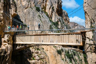Caminito Del Rey, İspanya, 04 Nisan 2018: Gaitanes Gorge, Malaga, İspanya, asma köprü geçiş ziyaretçi