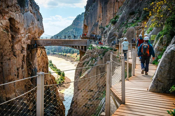 Caminito del Rey, İspanya, 04 Nisan 2018: Caminito Del Rey - dağ yolu boyunca dik kayalıklarla Andalusia, İspanya