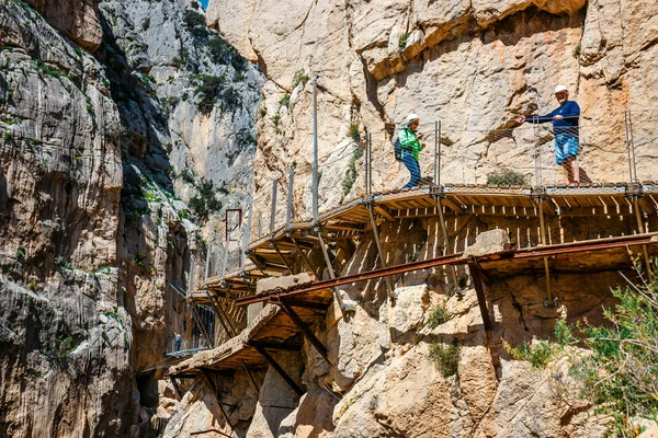 Caminito Del Rey, İspanya, 04 Nisan 2018: Gaitanes Gorge, Malaga, İspanya, asma köprü geçiş ziyaretçi