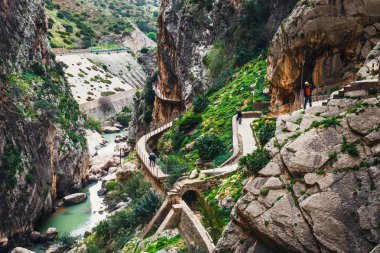Caminito del Rey, İspanya, 04 Nisan 2018: Caminito Del Rey - dağ yolu boyunca dik kayalıklarla Andalusia, İspanya