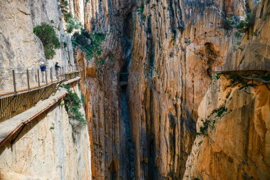 Caminito del Rey, İspanya, 04 Nisan 2018: turist yürüyüş El Caminito del Rey, Malaga, İspanya