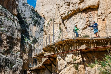 Caminito del Rey, İspanya, 04 Nisan 2018: turist yürüyüş El Caminito del Rey, Malaga, İspanya