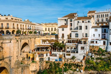 Ronda, İspanya, 05 Nisan 2018: Ronda, Endülüs, İspanya İspanyolca yeni köprü ve beyaz ile El Tajo Gorge Kanyon evler
