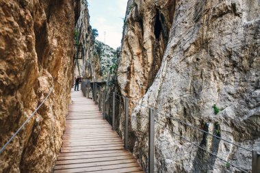 Caminito del Rey, İspanya, 04 Nisan 2018: Caminito Del Rey - dağ yolu boyunca dik kayalıklarla Andalusia, İspanya