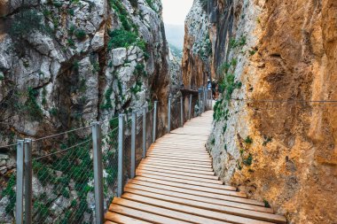 Caminito del Rey, İspanya, 04 Nisan 2018: Caminito Del Rey - dağ yolu boyunca dik kayalıklarla Andalusia, İspanya