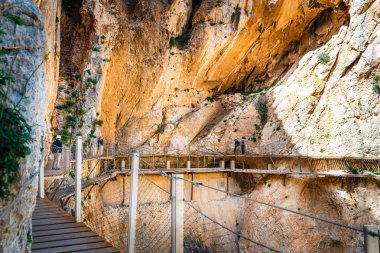 Caminito del Rey, İspanya, 04 Nisan 2018: Royal iz El Caminito Del Rey - sarp kayalıklardan gorge Chorro, Endülüs, İspanya boyunca dağ yolu olarak da bilinir