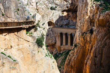 Caminito del Rey, İspanya, 04 Nisan 2018: Royal iz El Caminito Del Rey - sarp kayalıklardan gorge Chorro, Endülüs, İspanya boyunca dağ yolu olarak da bilinir