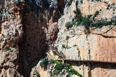 Caminito del Rey, İspanya, 04 Nisan 2018: turist yürüyüş El Caminito del Rey, Malaga, İspanya
