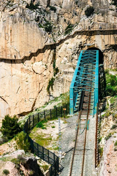 El Caminito del Rey tren demir köprü Malaga, İspanya ile. Turist yolun sonu