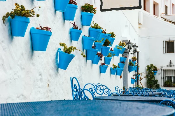 Fasaden Huset Med Blommor Blå Krukor Mijas Andalusien Spanien — Stockfoto
