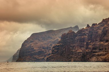 bulutlu kayalıklarla Los Gigantes Tenerife, Kanarya Adaları, İspanya
