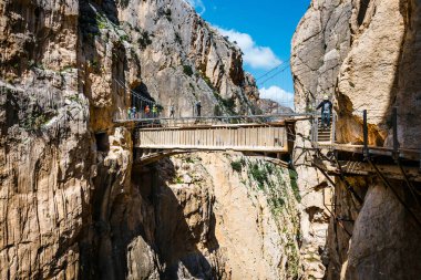 Caminito Del Rey, İspanya, 04 Nisan 2018: Gaitanes Gorge, Malaga, İspanya, asma köprü geçiş ziyaretçi