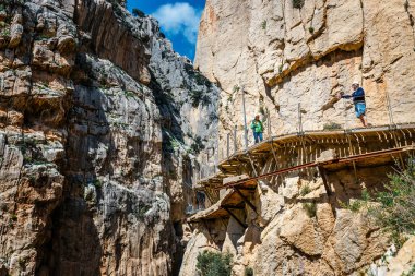 Caminito Del Rey, İspanya, 04 Nisan 2018: Gaitanes Gorge, Malaga, İspanya, asma köprü geçiş ziyaretçi