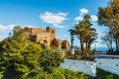 Mijas, İspanya, 08 Nisan 2018: Turist Virgen de la Pena kilisede Mijas (kaya bakire) ziyaret edin. Andalusia, İspanya