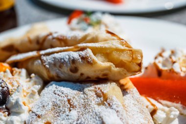 Krep doldurma apple ile çırpılmış krema ve taze meyveler ile dekore edilmiştir.