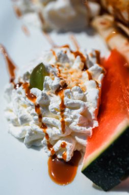 krem şanti ve karpuz krep doldurma apple ile dekore edilmiş