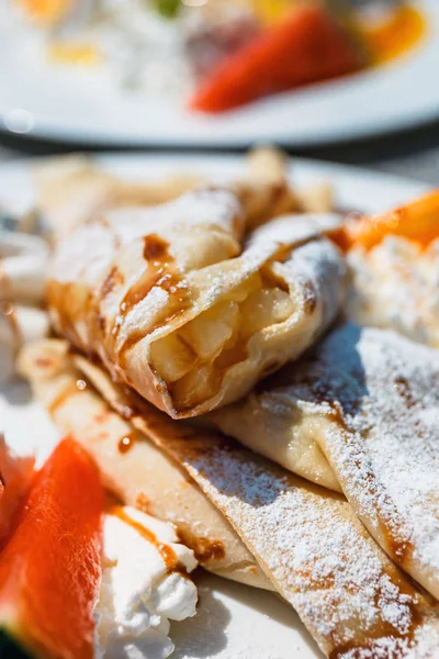 Pancake Con Ripieno Mele Decorato Con Panna Montata Frutta Fresca — Foto Stock
