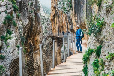 Caminito Del Rey - dağ ahşap yol boyunca dik kayalıklarla Andalusia, İspanya