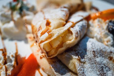 Krep doldurma apple ile çırpılmış krema ve taze meyveler ile dekore edilmiştir.