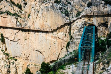 El Caminito del Rey tren demir köprü Malaga, İspanya ile. Turist yolun sonu