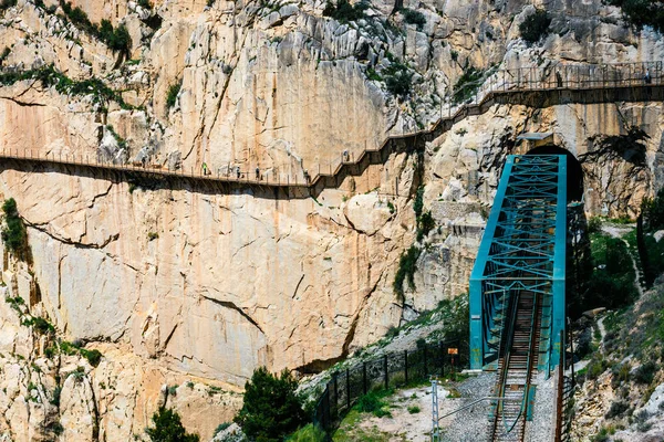 El Caminito del Rey tren demir köprü Malaga, İspanya ile. Turist yolun sonu