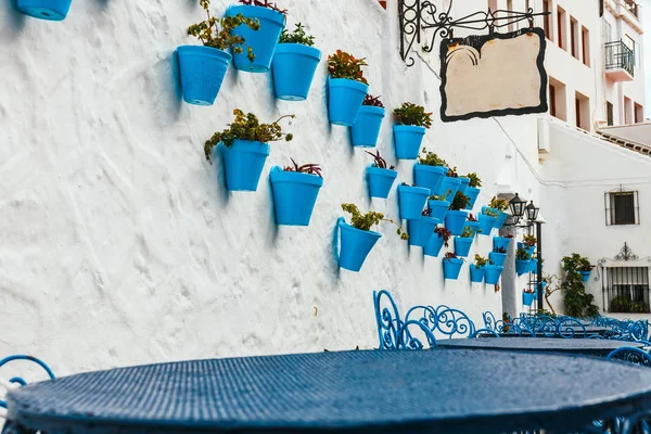 Fachada Casa Con Flores Macetas Azules Mijas Andalucía España —  Fotos de Stock