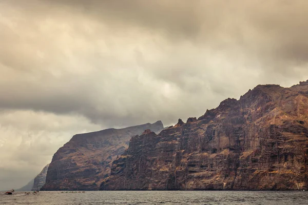 bulutlu kayalıklarla Los Gigantes Tenerife, Kanarya Adaları, İspanya