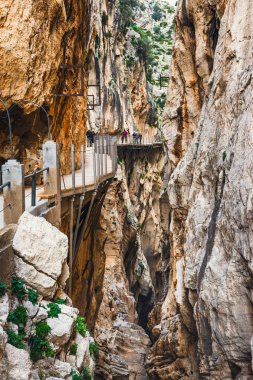 Caminito del Rey, İspanya, 04 Nisan 2018: Caminito Del Rey - dağ yolu boyunca dik kayalıklarla Andalusia, İspanya