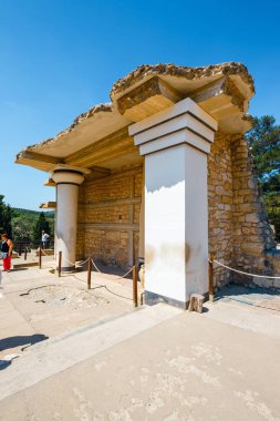 Knossos, Girit, 10 Haziran 2017: bilinmeyen kişi ünlü Minos palace, Knossos, Girit Adası, Yunanistan antik kalıntıları ziyaret