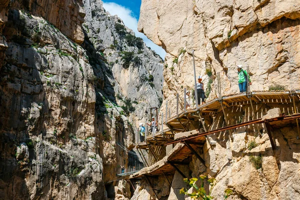 Caminito del Rey, İspanya, 04 Nisan 2018: Royal iz El Caminito Del Rey - sarp kayalıklardan gorge Chorro, Endülüs, İspanya boyunca dağ yolu olarak da bilinir