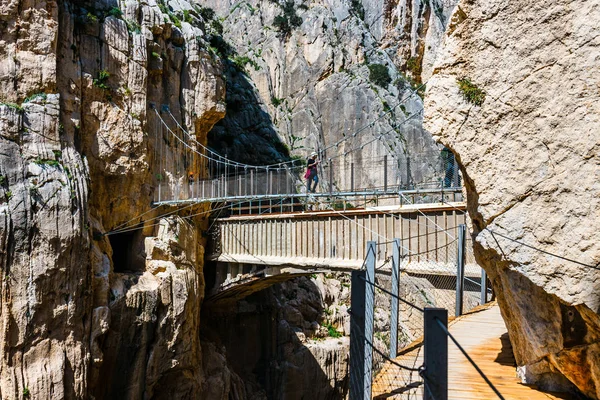 Caminito Del Rey, İspanya, 04 Nisan 2018: Gaitanes Gorge, Malaga, İspanya, asma köprü geçiş ziyaretçi