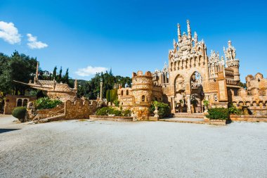 Benalmadena, İspanya, 08 Nisan 2018: Colomares Cristopher Colombus ve Amerika keşfi onurlandıran bir anıtıdır. 1987 ile 1994 arasında inşa edildi ve birkaç farklı architechtural tarzı bir kombinasyonudur