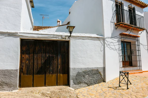 ロンダ スペインの歴史的な地区に住宅の白いファサードとストリートを絞り込む — ストック写真
