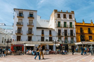 Ronda, İspanya, 05 Nisan 2018: kare Plaza del Socorro Ronda, İspanya dolaşan insanlar