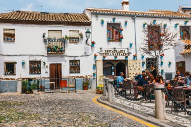 Granada, İspanya, 06 Nisan 2018: Granada, İspanya Albaicin İlçesi'nde beyaz evler