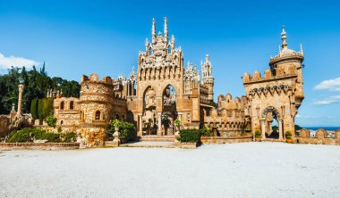 Benalmadena, İspanya, 08 Nisan 2018: Colomares Cristopher Colombus ve Amerika keşfi onurlandıran bir anıtıdır. 1987 ile 1994 arasında inşa edildi ve birkaç farklı architechtural tarzı bir kombinasyonudur