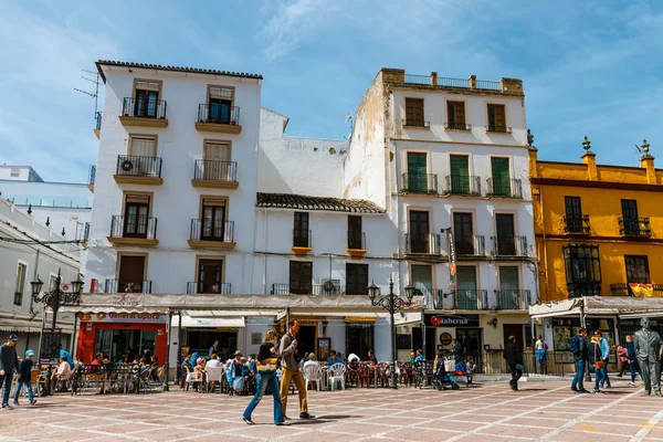 Ronda, İspanya, 05 Nisan 2018: kare Plaza del Socorro Ronda, İspanya dolaşan insanlar
